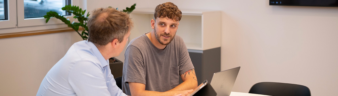 Two employees are sitting in a meeting